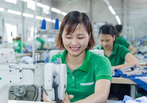 Chị HOÀNG THỊ DUNG, Công nhân may