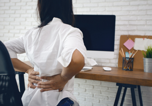 Mắc bệnh xương khớp phổ biến ở dân văn phòng, cô gái 22 tuổi phải nhập viện vì tức ngực, đau đầu dữ dội